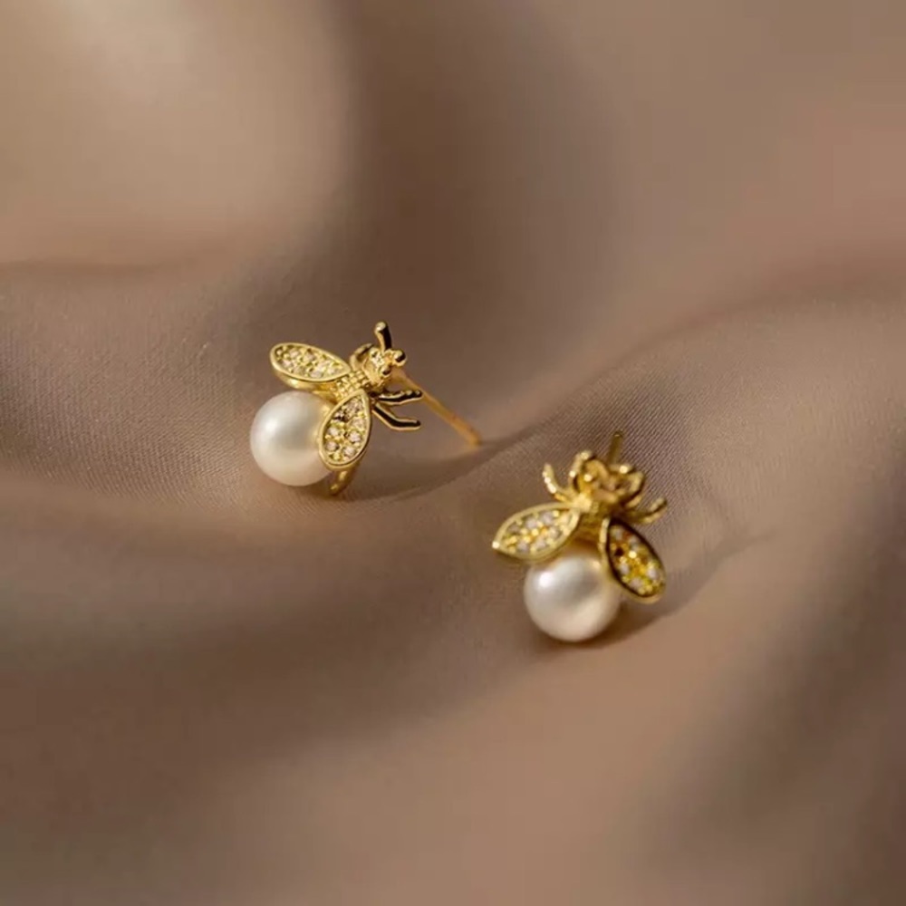 “Queen Bee” Royal Pearl Gold Insect Stud Earrings - Picture 2 of 7